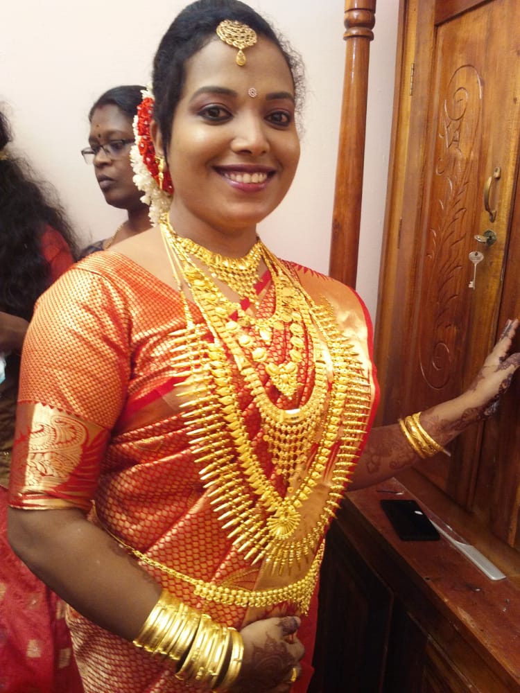 ADHRI BEAUTY PARLOUR NARIKKUNI